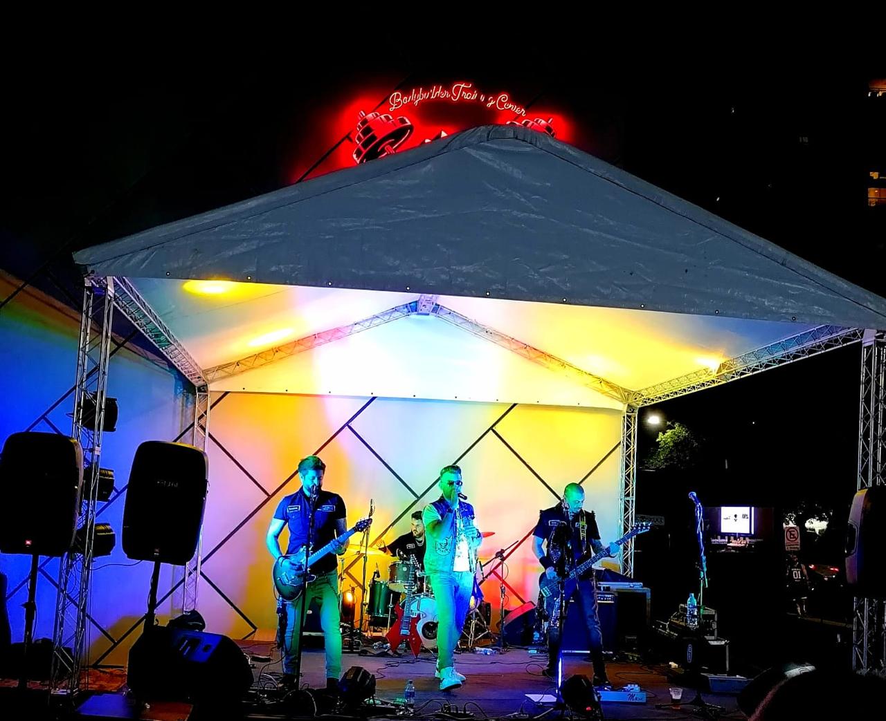 Street Rockets em evento corporativo com estrutura de palco e tenda