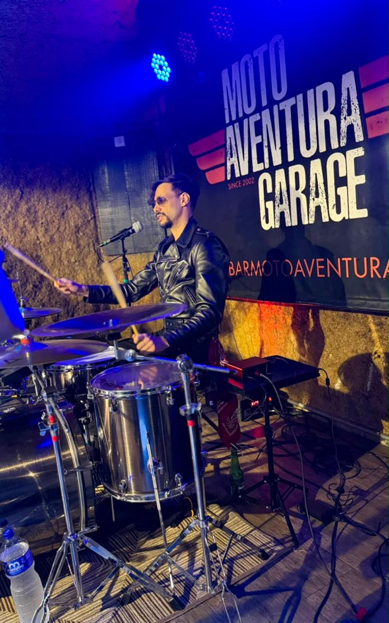 Gustavo Vendrame tocando bateria com a Street Rockets