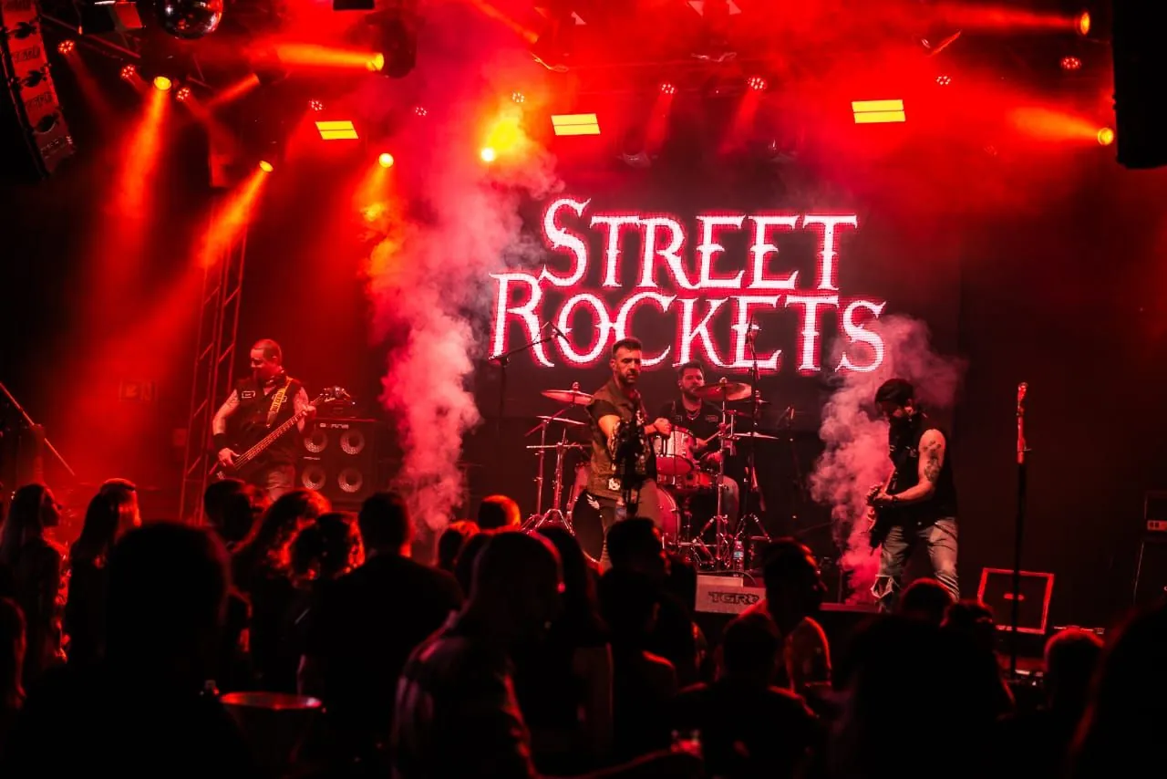 Street Rockets ao vivo, letreiro STREET ROCKETS no telão