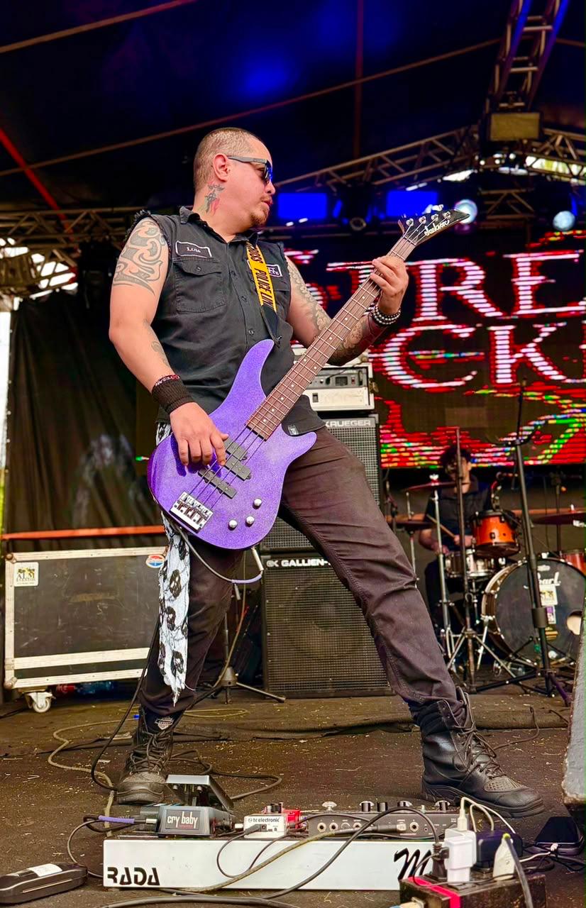 Luís Motta tocando baixo com a Street Rockets