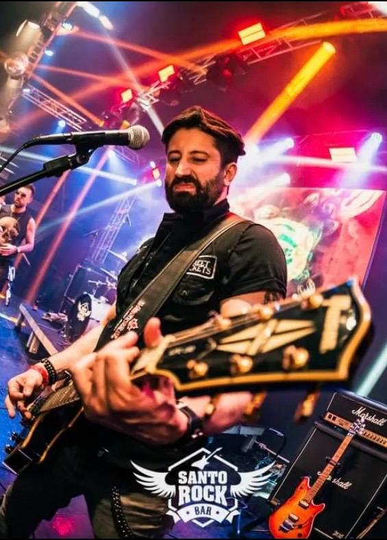 Victor Dias tocando guitarra com a Street Rockets
